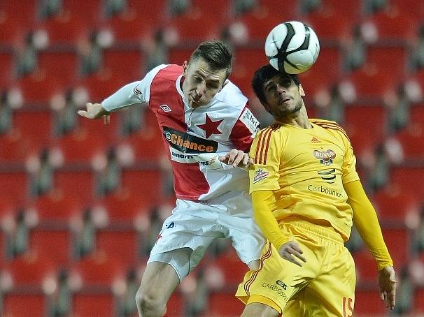 Slavia - Dukla: Jaromír Zmrhal ze Slavie (vlevo) a José Antonio Romera z Dukly