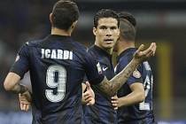 Fotbalisté Interu Milán se radují z gólu do sítě Lazia