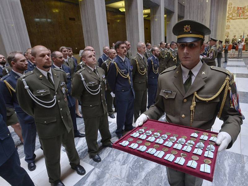 Na pražském Vítkově konal slavnostní nástup příslušníků (na snímku) armády ČR po návratu ze zahraničních operací v Afghánistánu, Iráku, Egyptě, Bosně a Hercegovině.