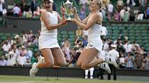Kateřina Siniaková a Barbora Krejčíková po triumfu na Wimbledonu