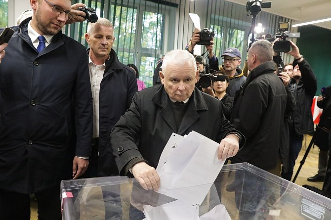 Předseda PiS Jarosław Kaczyński u volební urny.