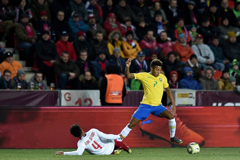 Přátelský fotbalový zápas, Česká republika (CZE) - (BR) Brazilská fotbalová reprezentace, 26. března 2019 v Praze. Na snímku (zleva) Theodor Gabre Selassie a David Neres.