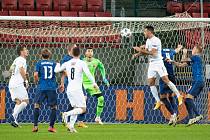 Eran Zahavi střílí gól do slovenské branky v Lize národů.