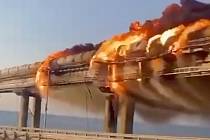 Krymský most zachvátily plameny