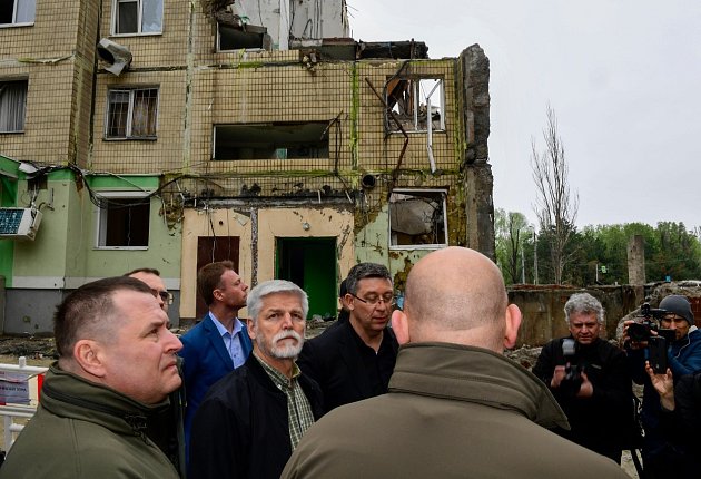 Český prezident Petr Pavel zavítal do města Dnipro na východě země, kde si prohlédl panelový dům, který v lednu zdevastovala ruská střela