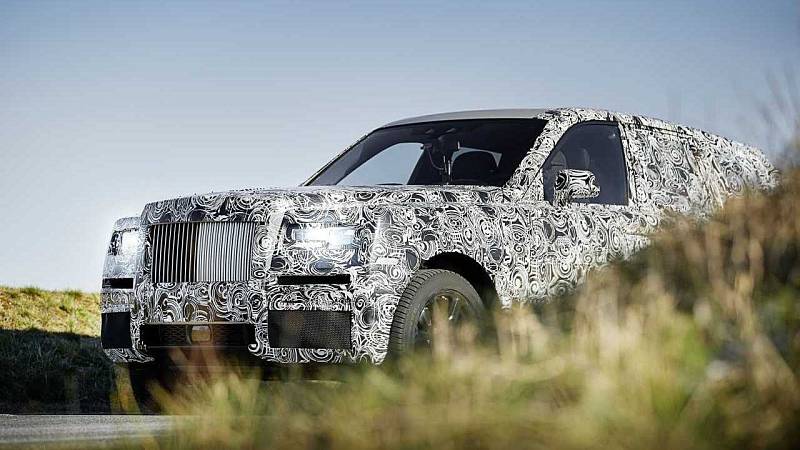 Maskovaný prototyp SUV Rolls-Royce Cullinan.