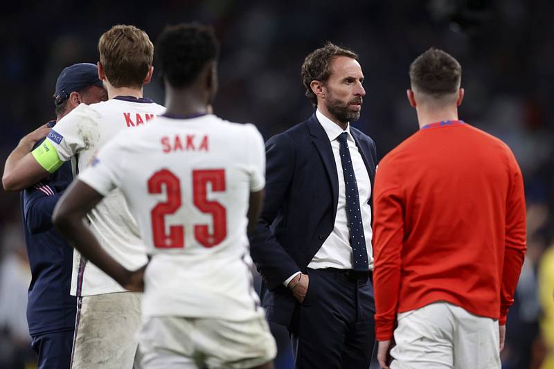 Trenér anglické fotbalové reprezentace Gareth Southgate s hráči po prohraném finále ME s Itálií.