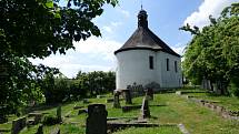 Starobylou kapli sv. Wolfganga obklopuje hřbitov