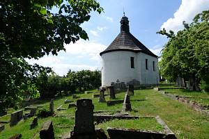 Starobylou kapli sv. Wolfganga obklopuje hřbitov