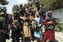 Bojovníci Tálibánu v afghánské metropoli Kábulu, 19. srpna 2021