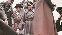 Adolf Hitler, Ferdinand Porsche (v klobouku) a Albert Speer (zády) při prohlídce těžkého stíhače tanků Ferdinand, který vzešel z Porscheho neúspěšné účasti v tendru na tank Tiger. 