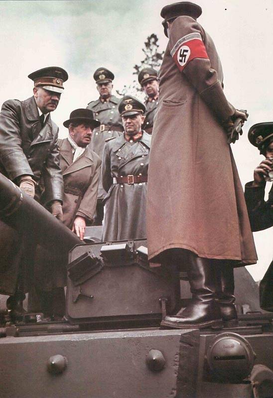 Adolf Hitler, Ferdinand Porsche (v klobouku) a Albert Speer (zády) při prohlídce těžkého stíhače tanků Ferdinand, který vzešel z Porscheho neúspěšné účasti v tendru na tank Tiger. 