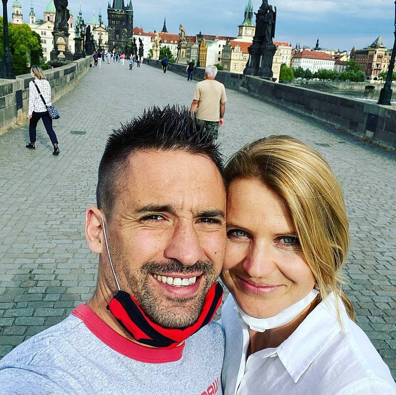 Tomáš Plekanec s Lucií Šafářovou na Karlově mostě v Praze.