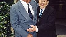Chemik Luis Miramontes (vlevo) ve společnosti chemika George Rosenkratze v roce 2001.