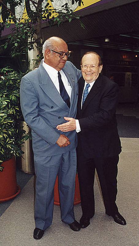 Chemik Luis Miramontes (vlevo) ve společnosti chemika George Rosenkratze v roce 2001.