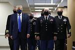 Americký prezident Donald Trump 11. července 2020 navštívil nemocnici Waltera Reeda na předměstí Washingtonu, kde se setkal se zraněnými vojáky a zdravotníky.