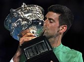 Novak Djokovič s trofejí pro vítěze Australian Open. Pokud by titul obhájil, slavil by rekordní 21. grandslamový titul. Musí se ale naočkovat. 