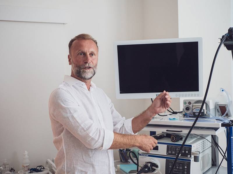 Ladislav Kužela u endoskopu. Svým pacientům se snaží lidsky vysvětlit, jak probíhá endoskopie a kolonoskopie