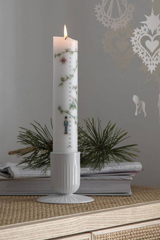 Adventní svíčky mají různé podoby. Ve Skandinávii jsou nejznámější tzv. Kalenderlys – vysoké svíčky s čísly od 1 do 24, které každý den zapálíte a odpočítáváte tak dny do Vánoc.