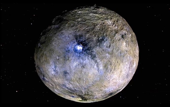 Trpasličí planeta Ceres, zobrazená v umělých barvách, které zvýrazňují rozdíly v materiálech jejího povrchu