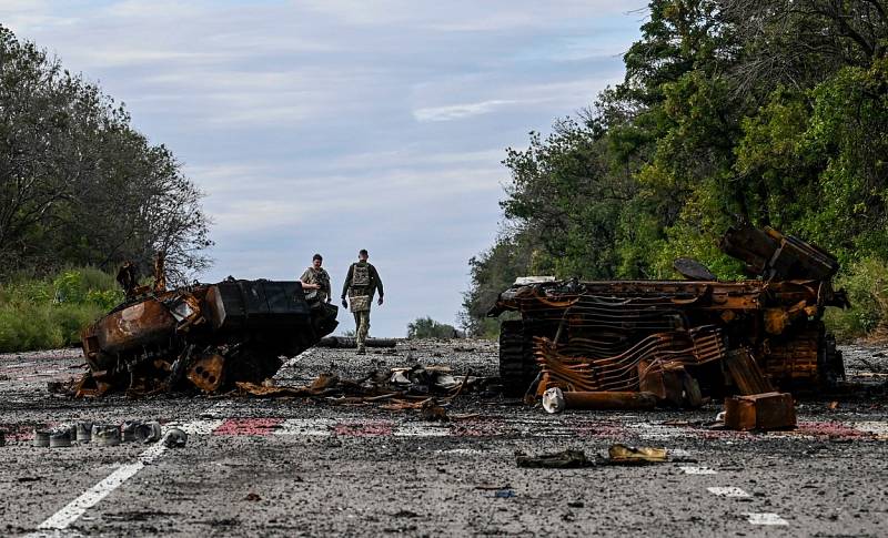 Zničená obrněná vozidla na silnici v Balaklija v Charkovské oblasti, 10. září 2022