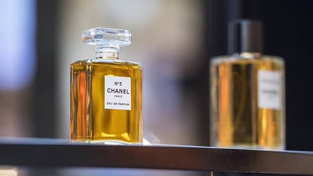 Ikonický parfém značky Chanel N°5. Adventní kalendář, který značka uvedla, má stejný tvar.