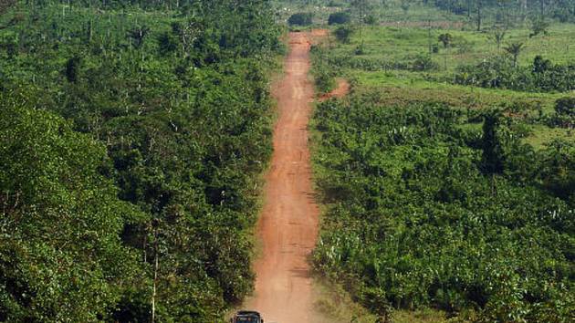 Transamazonská dálnice  v deštném pralese v brazilské Amazonii