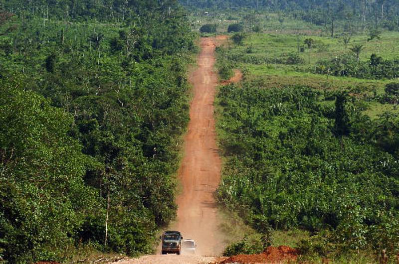 Transamazonská dálnice  v deštném pralese v brazilské Amazonii