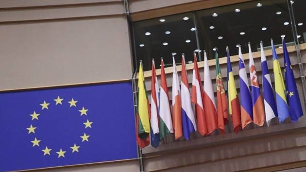 Vlajka EU a vlajky členských zemí v evropském parlamentu v Bruselu