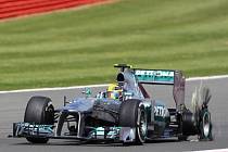 Lewisi Hamiltonovi praskla ve Velké ceně Velké Británie pneumatika.