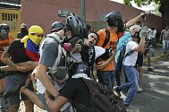 Protivládní demonstranti v Caracasu