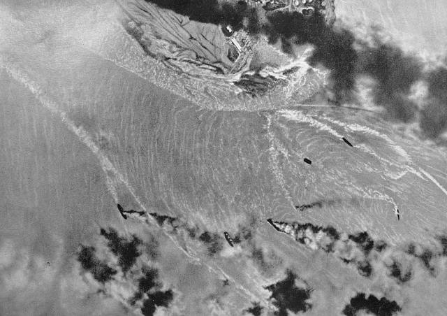 Letecký pohled na plavidla hořící v přístavu Darwin pořízený japonskou operační skupinou během prvního náletu