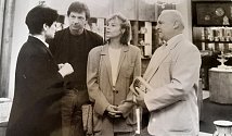 Glynis Barberová a Michael Brandon, hlavní hrdinové televizního seriálu Dempsey a Makepeacová, si při návštěvě České republiky v roce 1994 prohlédli výrobu cibuláku v Českém porcelánu v Dubí
