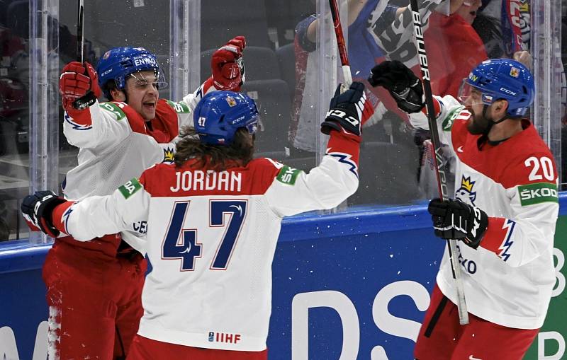 Čeští hokejisté v utkání mistrovství světa s Američany.