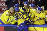 Švédští hokejisté se radují z gólu Miky Zibanejada ve finále MS.