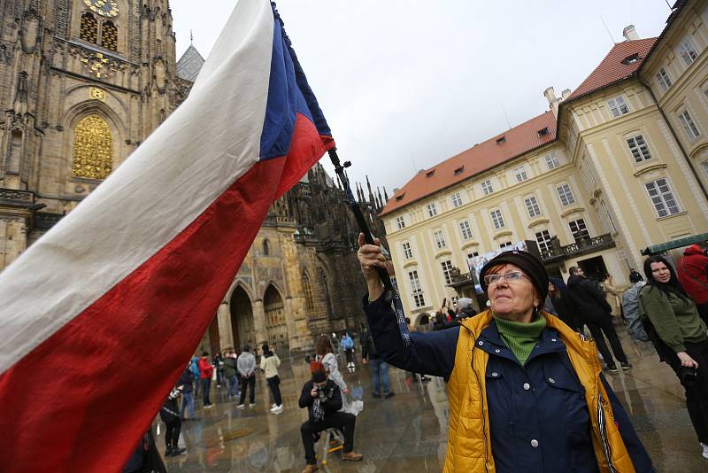 Na nádvoří Pražského hradu přišli inauguraci nového prezidenta sledovat příznivci Petra Pavla