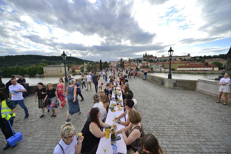 Sousedské slavnosti na Karlově mostě