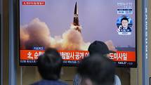 Lidé v jihokorejském Soulu sledují start balistické rakety KLDR