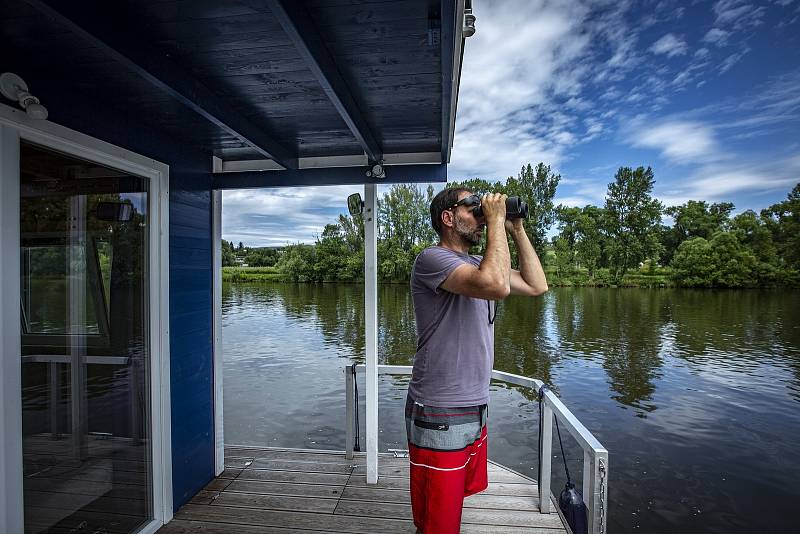 Hausbót Calante je kompletně dílem zručného Petra Vaňače.