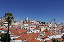 Pohled na nejstarší čtvrť Lisabonu z Miradouros das Portas do Sol
