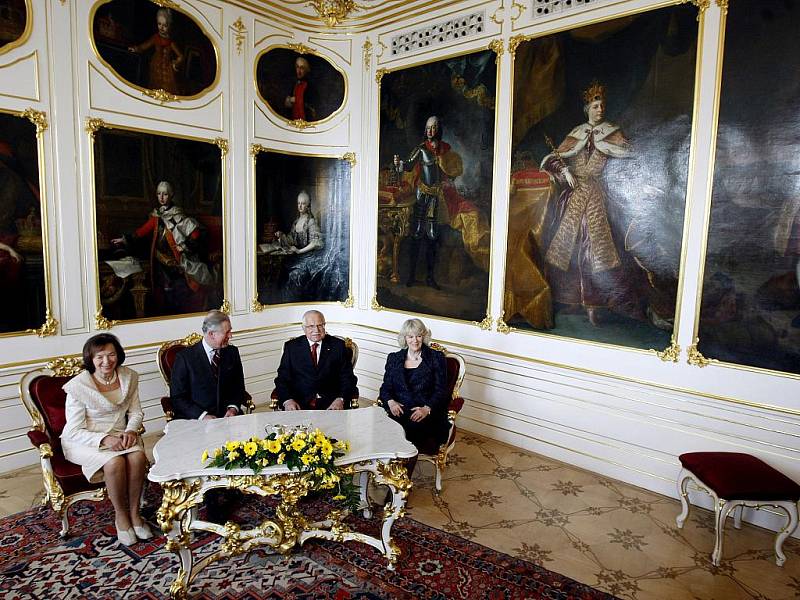 Prezident Václav Klaus přivítal 20. března na Pražském hradě prince Charlese s jeho ženou Camillou.