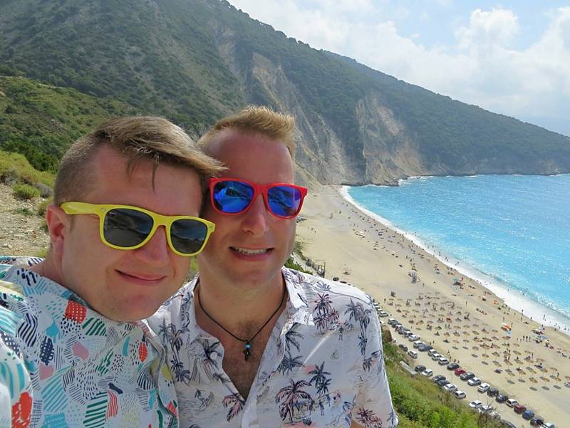 Registrovaný manželský pár Robert Zauer (40 let) a Tomáš Kavalec (38 let) z Teplic, selfíčka z cestování po světě. Nad pláží Myrthos.
