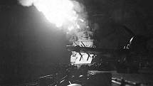 Bitevní loď ostřeluje v noci pobřeží Iwodžimy