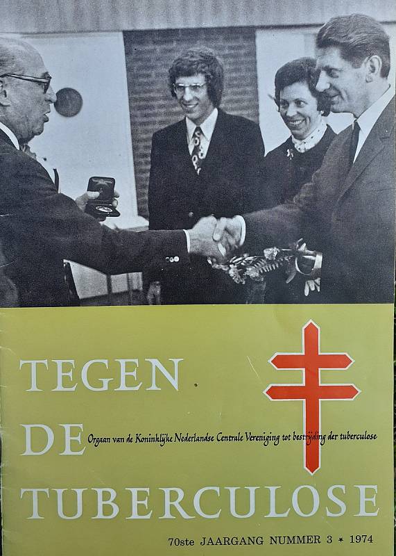 Karel Stýblo (vlevo) na obálce holandského medicinského časopisu