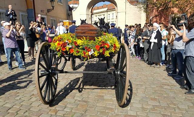 Z baziliky Panny Marie v areálu pražského Strahovského kláštera vyšlo 21. dubna 2018 smuteční procesí s ostatky kardinála Josefa Berana.