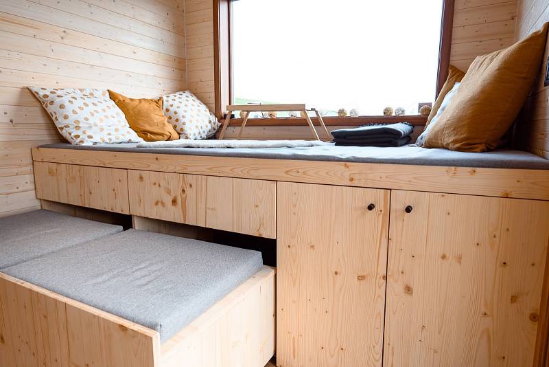 Od maringotky se tiny house odlišuje tím, že má ještě spací loft nahoře