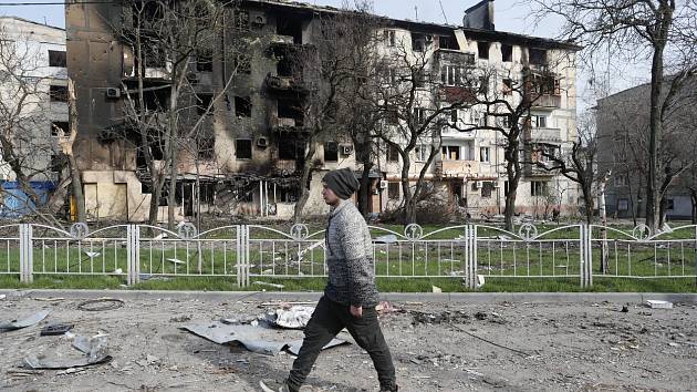 Poškozená obytná budova v ukrajinském Mariupolu