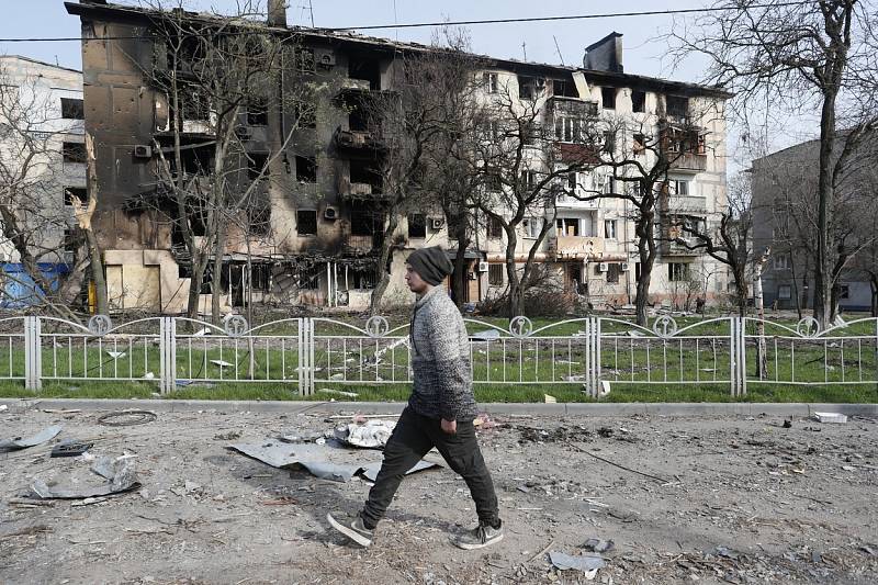 Poškozená obytná budova v ukrajinském Mariupolu
