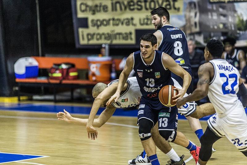 Momentka z utkání basketbalové Kooperativa NBL mezi USK Praha a Děčínem.