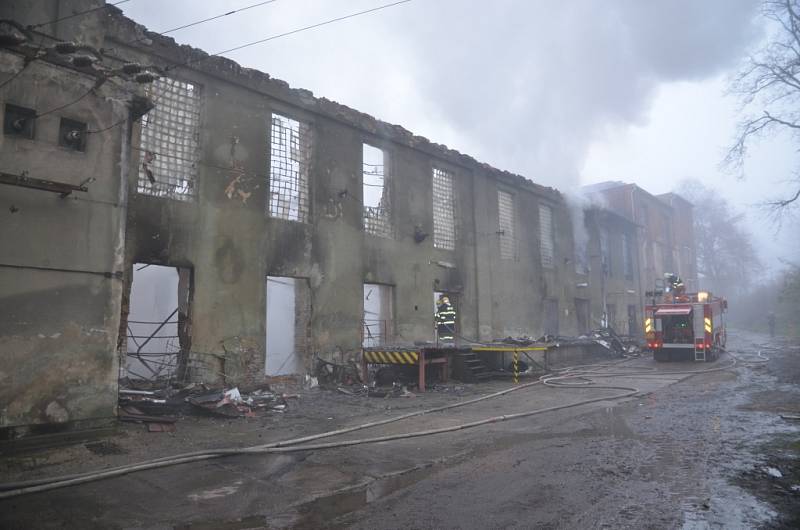 Někdejší cukrovar v Zákolanech zachvátil před pátou hodinou ranní obrovský požár.